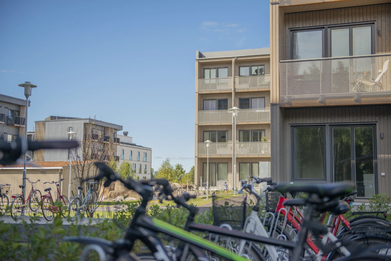Bostadshus på Vintergatan, Campus Hills, med cykelparkering i förgrunden.