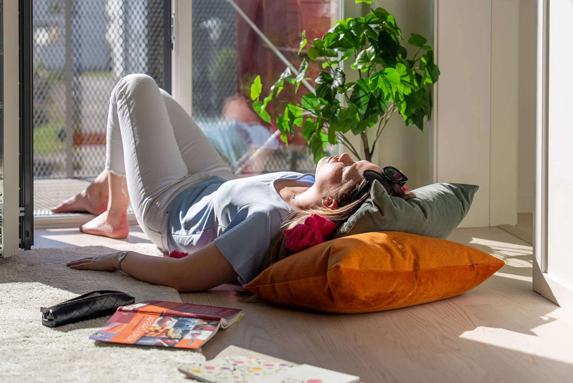 Ung kvinna vilar i en ljus lägenhet i sin studentbostad på Campus Hills.