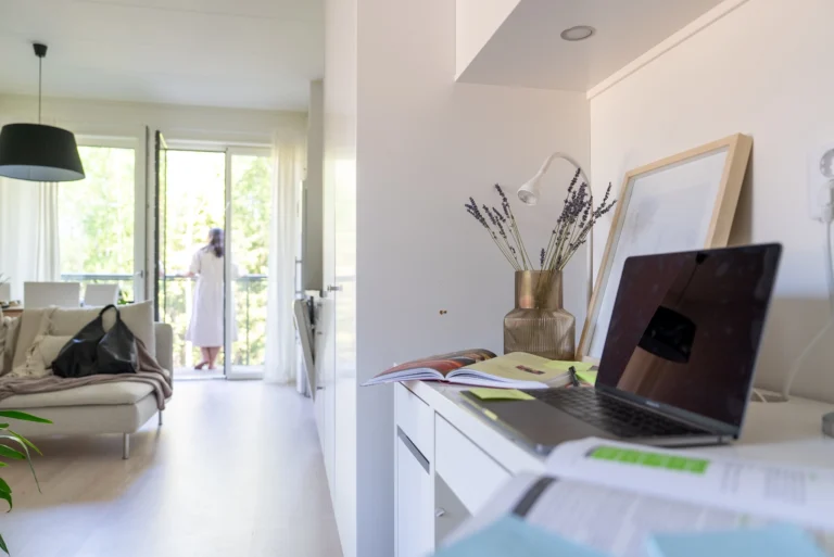 Studentlägenhet Karlstad med arbetsplats, laptop och balkong på Campus Hills.