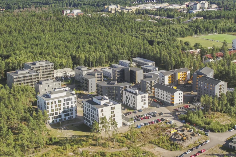 Drönarbild över bostadsområdet Campus Hills, före detta Kronoparken, i Karlstad omgivet av skog